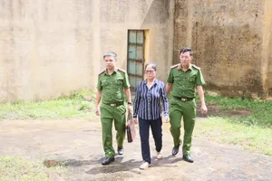 Lực lượng công an dẫn giải đối tượng Nguyễn Thị Bích Thủy. Ảnh: Công an Hà Tĩnh 