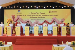 Các đồng chí lãnh đạo tỉnh Hà Tĩnh, Tập đoàn T&T Group thực hiện nghi thức khởi công dự án 