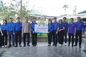 Trung ương Đoàn trao biểu trưng nguồn lực hơn 1,2 tỷ đồng hỗ trợ người dân và thanh thiếu nhi tỉnh Hà Tĩnh 