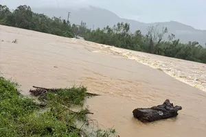 Cầu Bến Xắt bị ngập nước sâu, chảy xiết gây chia cắt nhiều thôn ở xã Kỳ Thượng