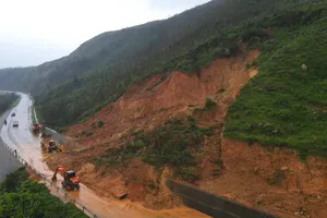 Sau nỗ lực khắc phục, đơn vị thi công đã giải phóng thông 1 làn tuyến đường ven biển Hà Tĩnh