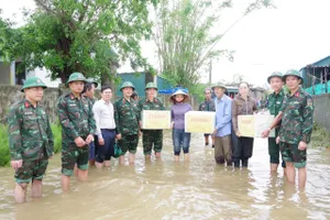 Đoàn công tác Quân khu 4 trao hỗ trợ cho các lực lượng cứu hộ và bà con nhân dân phường Vũng Áng