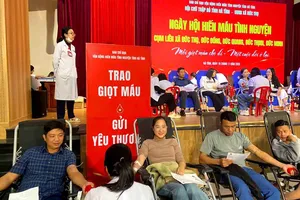 Các tình nguyện viên tham gia hiến máu 