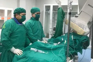 Các bác sĩ Khoa Tim mạch tiến hành đặt 2 stent động mạch vành phải cho bệnh nhân N.H.Đ