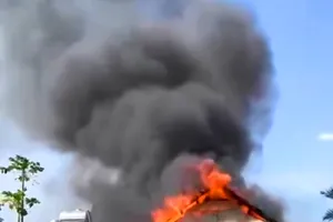 Ngọn lửa và khói bao trùm ngôi nhà 