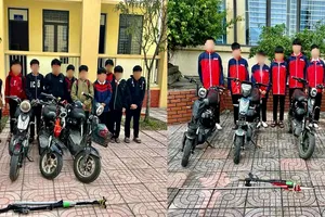 Hai nhóm học sinh cùng hung khí tại cơ quan công an. Ảnh: Công an xã Kỳ Anh 