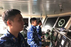 Cán bộ, chiến sĩ Cảnh sát biển nỗ lực tìm kiếm ngư dân mất tích