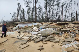 Hàng loạt mảng bê tông, gạch đá dọc bờ biển xã Đồng Tiến bị bão làm đổ sập, tan hoang 