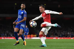 Mesut Oezil (phải) đang khởi đầu quá thất vọng cùng Arsenal.