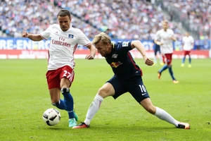 Hamburg (trái) sẽ tận dụng lợi thế sân nhà để gây khó khăn cho RB Leipzig. 