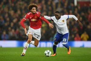 Marouane Fellaini (phải) sắm vai người hùng của Quỷ đỏ. Ảnh: Getty Images