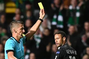  Neymar phải nhận thẻ vàng vì hành động ngã vờ. Ảnh Getty Image