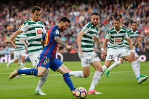 Barca (xanh đỏ) cần phải xoay tua đội hình trước Eibar. Ảnh: Getty Images