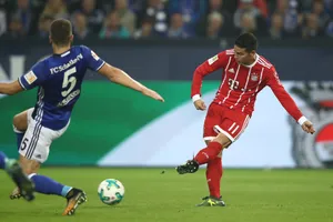 Tình huống James Rodriguez (phải) ghi được bàn thắng đầu tiên cho mình ở Bundesliga. Ảnh: Getty Images
