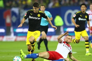 Dortmund (trái) sẽ phải nỗ lực nhiều hơn nữa thì mới có thể giành được chiến thắng trước Gladbach. Ảnh: Getty Images 