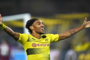 Niềm vui của Pierre-Emerick Aubameyang sau khi ghi bàn vào lưới của Gladbach, giúp Dortmund đè bẹp đối thủ đến 6-1. Ảnh: Getty Images