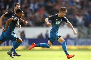 Niềm vui của Dennis Geiger (phải) sau khi ghi bàn vào lưới Schalke. Ảnh: Getty Images