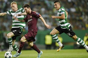 Barca (áo nâu) có chiến thắng vất vả trước Sporting. Ảnh: Getty Images