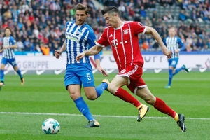 Bayern Munich (phải) bị Hertha Berlin cầm chân sau khi dẫn trước 2 bàn. Ảnh: Getty Images