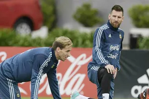 Lionel Messi đang tập trung trên sân tập. Ảnh: Getty Images