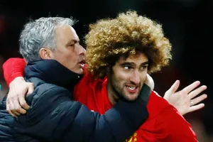 Marouane Fellaini (phải) mới đây cũng nguyện “sống chết” vì Jose Mourinho. Ảnh: Reuters