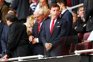 Stan Kroenke (phải) đang trở thành “kẻ thù” của chính CĐV Arsenal. Ảnh: Getty Images 