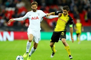Sokratis Papastathopoulos (phải), nhân vật trung tâm trong hệ thống phòng ngự của Dortmund. Ảnh: Getty Images