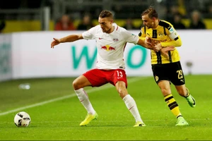 Marcel Schmelzer (phải), một trong những hậu vệ của Dortmund sẽ vắng mặt ở trận đấu với RB Leipzig vì chấn thương. Ảnh: Getty Images