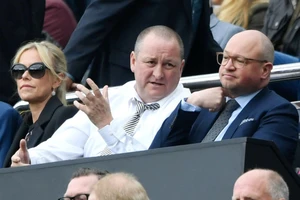 Mike Ashley (áo trắng) đã quyết định rút lui. Ảnh: Getty Images