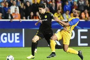 Dortmund (trái) có thể mất ngôi đầu bảng trong trường hợp họ không giành được chiến thắng tại Frankfurt. Ảnh: Getty Images 