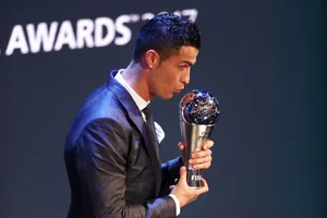 Cristiano Ronaldo hạnh phúc bên Best FIFA 2017. Ảnh: Getty Images 