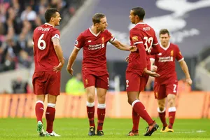Đội trưởng Jordan Henderson (giữa) phản ứng sau những sai lầm của Dejan Lovren và Joel Matip. Ảnh: Getty Images 