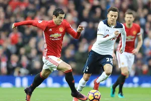 Henrikh Mkhitaryan (trái, Man.United) quyết đấu với Dele Alli (Tottenham). Ảnh: Getty Images