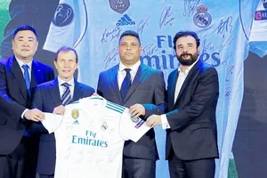 Đại diện Real cùng với đại diện phía Trung Quốc. Ảnh: Getty Image.