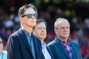 Tom Werner (giữa) bên cạnh ông chủ John Henry (ngoài cùng bên trái). Ảnh: Getty Images 