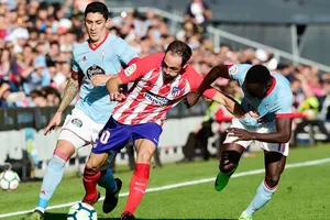 Juanfran (đỏ trắng) gây thất vọng ở hàng thủ. Ảnh: Getty Image.