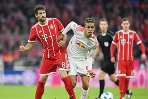 Một trong những quyết định đầu tiên của HLV Jupp Heynckes khi trở lại Bayern Munich là đẩy Javi Martinez (trái) lên chơi ở hàng tiền vệ. Ảnh: Getty Images