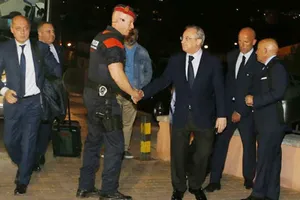 Quan chức Real được bảo vệ nghiêm ngặt. Ảnh Marca.