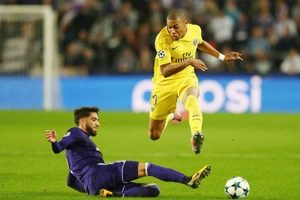 Kylian Mbappe (trái) chưa nghĩ đến chuyện chinh phục Quả bóng vàng trong tương lai gần. Ảnh: Getty Images