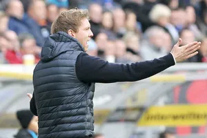 HLV Julian Nagelsmann đã không giữ được bình tĩnh khi Hoffenheim bại trận ngay trên sân nhà trước Gladbach. Ảnh: Getty Images