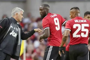 Khi Zlatan Ibrahimovic chưa trở lại, bảo vệ Romelu Lukaku (giữa) là cách tốt nhất để Jose Mourinho tránh cánh đối mặt khủng hoảng hàng công. Ảnh: Getty Images