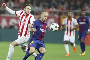 Barca (đỏ xanh) để Olympiacos cầm chân đầy tiếc nuối. Ảnh: Getty Images