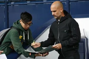 Pep Guardiola (phải) được tin tưởng là người mang lại thành công cho Man.City. Ảnh: Getty Images