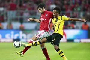 Liệu sức nóng của trận “kinh điển” có giúp tiền đạo Pierre-Emerick Aubameyang của Dortmund (phải) kết thúc cơn khô hạn bàn thắng? Ảnh: Getty Images