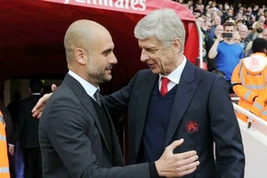 Pep Guardiola (trái) sẵn sàng cho chiến thắng trước Arsene Wenger. Ảnh: Getty Images