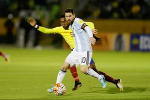 Lionel Messi (phải) trong trận thắng quan trọng trước Ecuador. Ảnh: AP