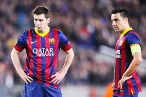 Xavi (phải) chỉ ra quy luật đặc biệt khi chơi với Messi. Ảnh: Getty Images.