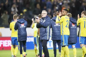 HLV Janne Andersson ăn mừng cùng những người hùng của mình. Ảnh: Getty Images