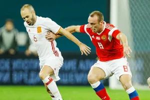 Denis Glushakov (phải, Nga) tranh bóng với Andres Iniesta (Tây Ban Nha). Ảnh: Getty Images 