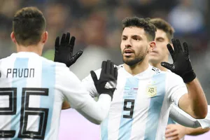 Sergio Aguero (trái) mừng bàn thắng trong màu áo đội tuyển. Ảnh: Getty Images 
